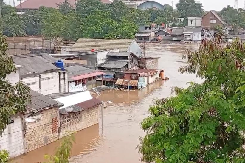 Banjir Parah Terjang Jakarta, Air Naik Setinggi Atap Rumah - Bagian 1