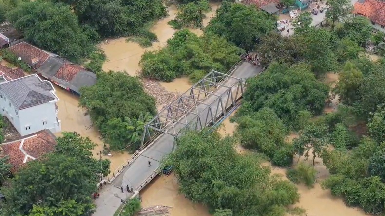 Banjir Kiriman dari Bogor Sebabkan Jembatan Cicangor Karawang Rusak, Puluhan Truk Terjebak Macet