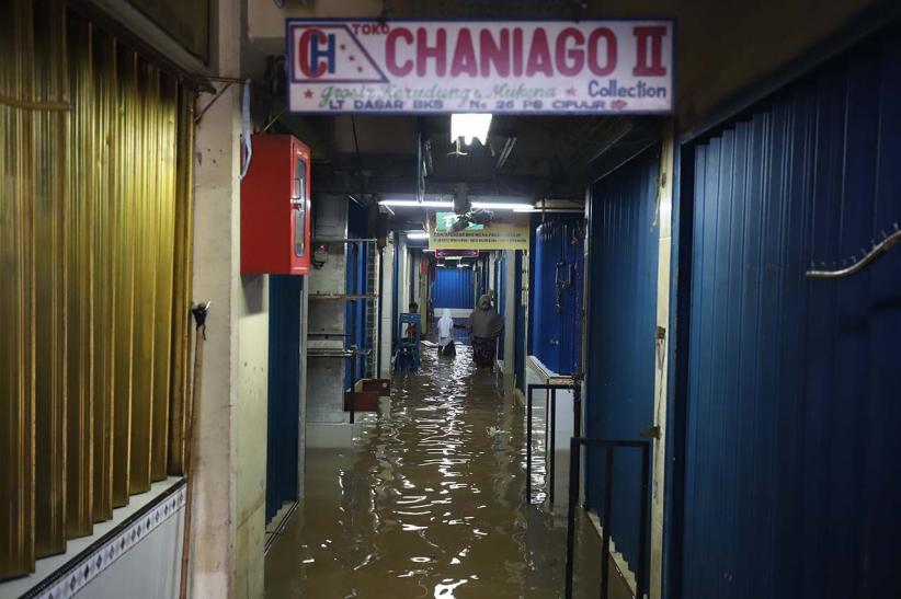 Penampakan Pasar Cipulir Terendam Banjir - Bagian 8