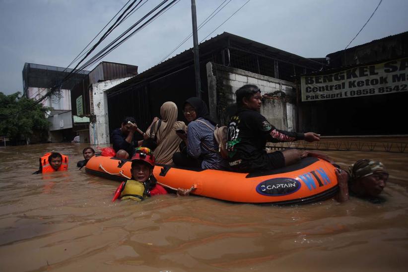 Momen Petugas Gabungan Evakuasi Warga Tejebak Banjir di Pancoran Jakarta - Bagian 3