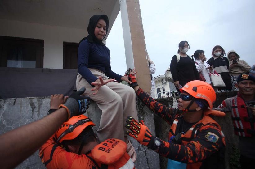 Momen Petugas Gabungan Evakuasi Warga Tejebak Banjir di Pancoran Jakarta - Bagian 4