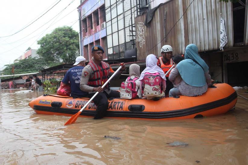 Momen Petugas Gabungan Evakuasi Warga Tejebak Banjir di Pancoran Jakarta - Bagian 5