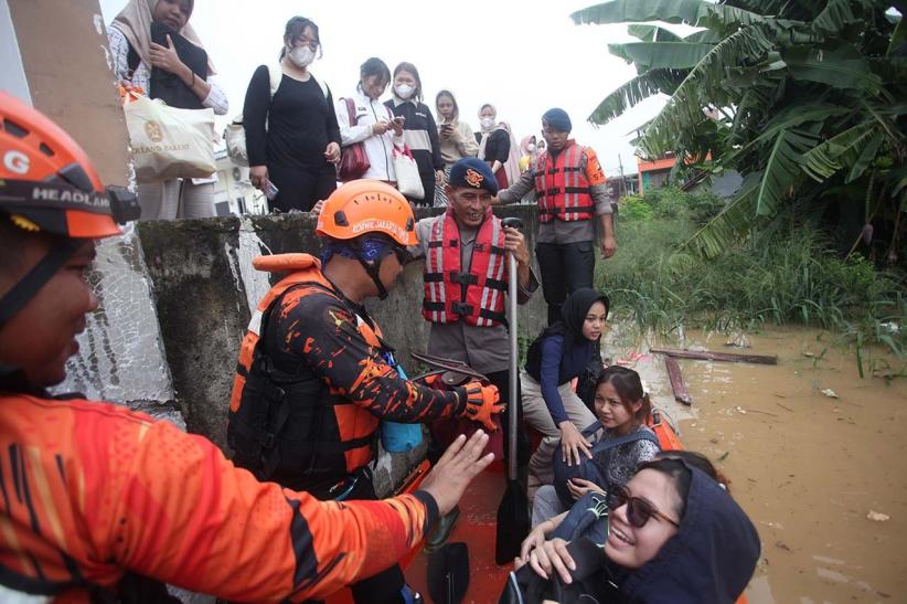 Momen Petugas Gabungan Evakuasi Warga Tejebak Banjir di Pancoran Jakarta - Bagian 2