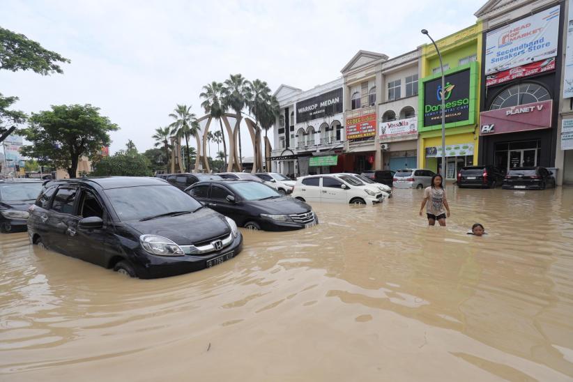 Foto-Foto Puluhan Mobil Terendam Banjir saat Parkir - Bagian 3