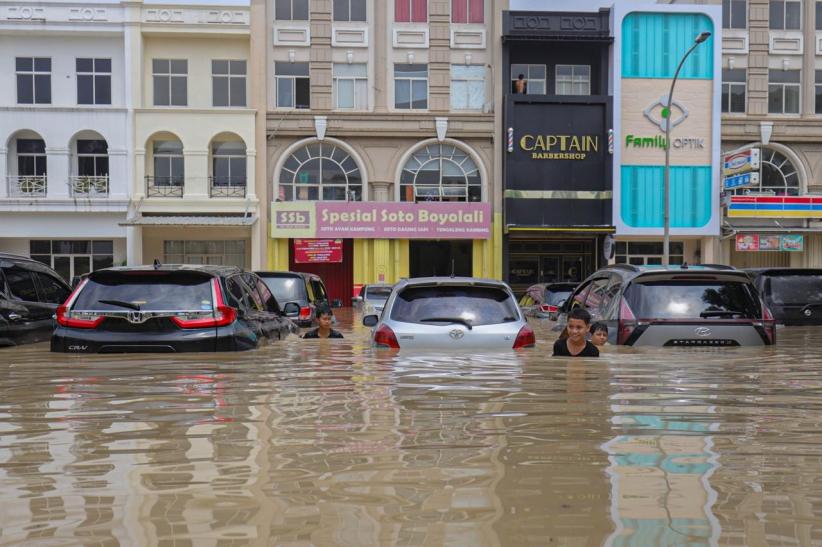 Foto-Foto Puluhan Mobil Terendam Banjir saat Parkir - Bagian 1