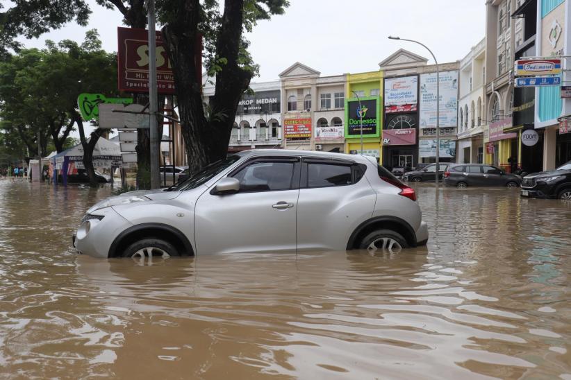 Foto-Foto Puluhan Mobil Terendam Banjir saat Parkir - Bagian 8