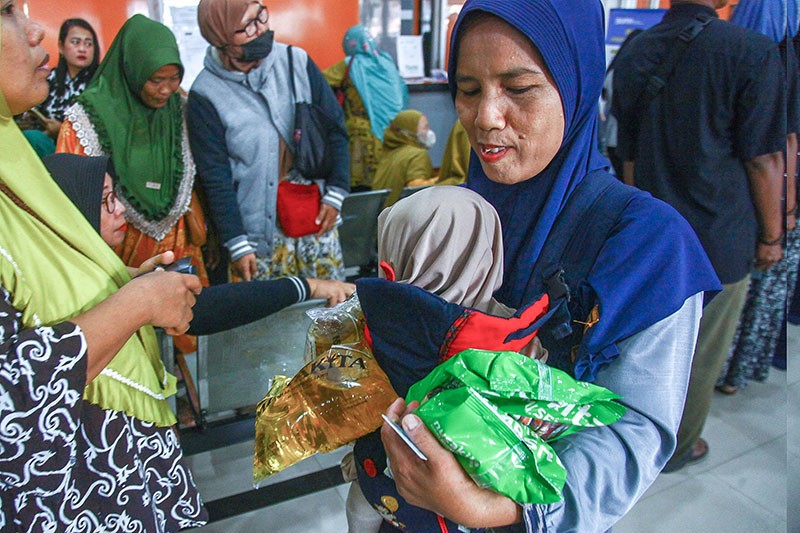 Warga Palembang Berdatangan ke Operasi Pasar Pangan Murah - Bagian 4