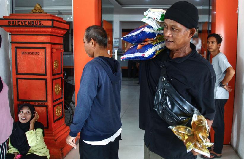 Warga Palembang Berdatangan ke Operasi Pasar Pangan Murah - Bagian 3