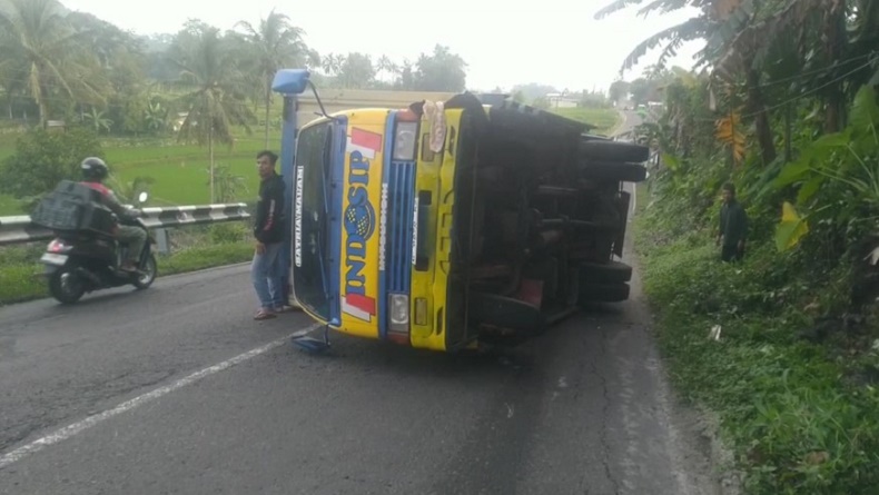 Kecelakaan di Pemalang, Truk Jalan Mundur lalu Terguling di Tanjakan Simaling