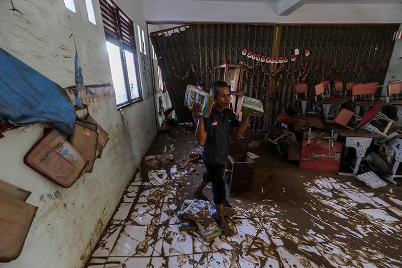 Perlengkapan SDN Jatirasa V Bekasi Berhamburan Diterjang Banjir - Bagian 2