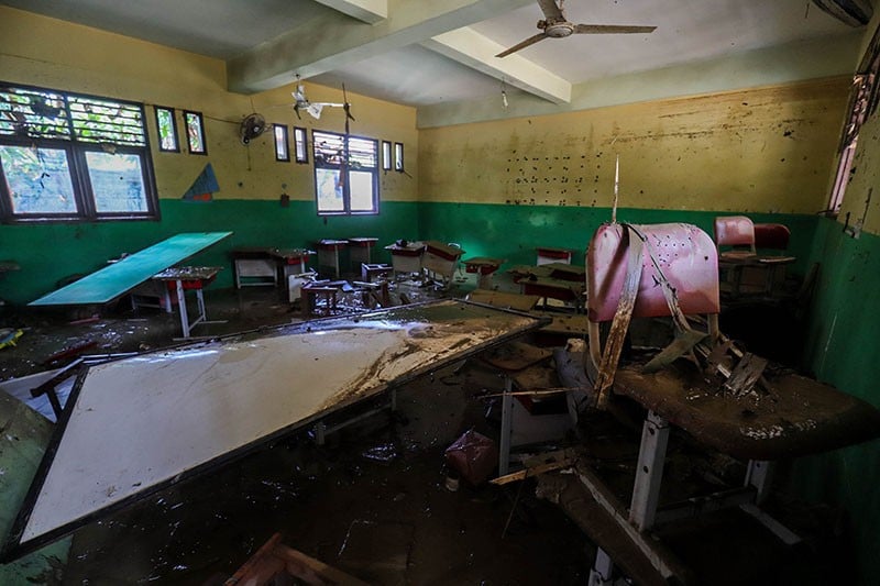 Perlengkapan SDN Jatirasa V Bekasi Berhamburan Diterjang Banjir - Bagian 5