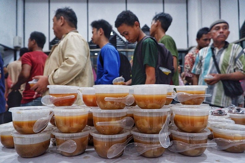 Antre Takjil Gratis di Masjid Al Markaz Al Islami Makassar - Bagian 1