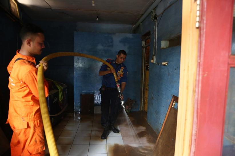 Potret Damkar Bantu Warga Rawajati Bersihkan Lumpur Pasca Banjir - Bagian 4