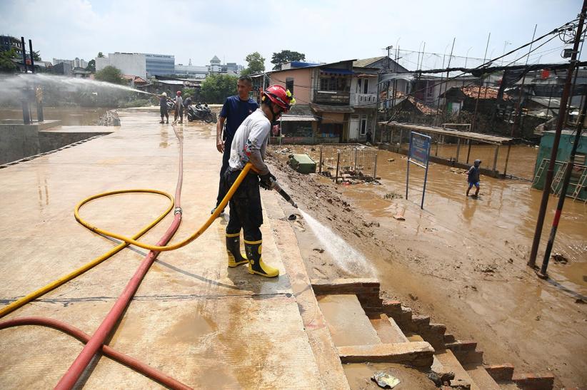 Potret Damkar Bantu Warga Rawajati Bersihkan Lumpur Pasca Banjir - Bagian 1