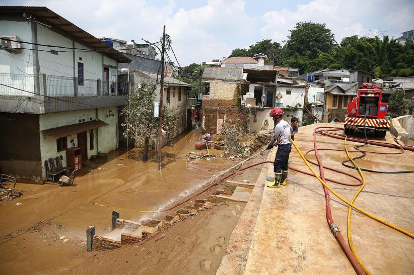 Potret Damkar Bantu Warga Rawajati Bersihkan Lumpur Pasca Banjir - Bagian 3