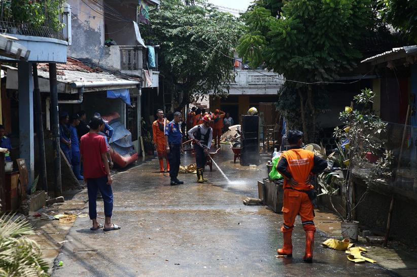 Potret Damkar Bantu Warga Rawajati Bersihkan Lumpur Pasca Banjir - Bagian 2