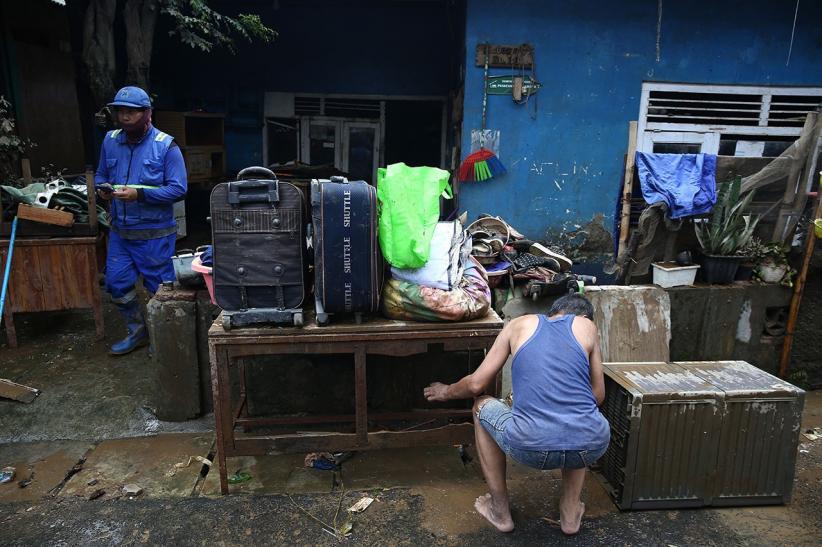 Potret Damkar Bantu Warga Rawajati Bersihkan Lumpur Pasca Banjir - Bagian 6