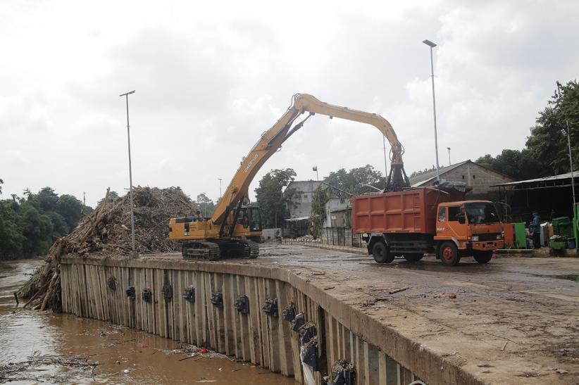 Penampakan Ribuan Ton Sampah Diangkut dari Saringan Ciliwung TB Simatupang - Bagian 2