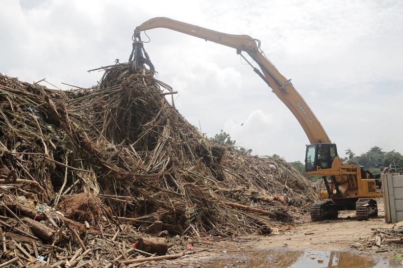 Penampakan Ribuan Ton Sampah Diangkut dari Saringan Ciliwung TB Simatupang - Bagian 1