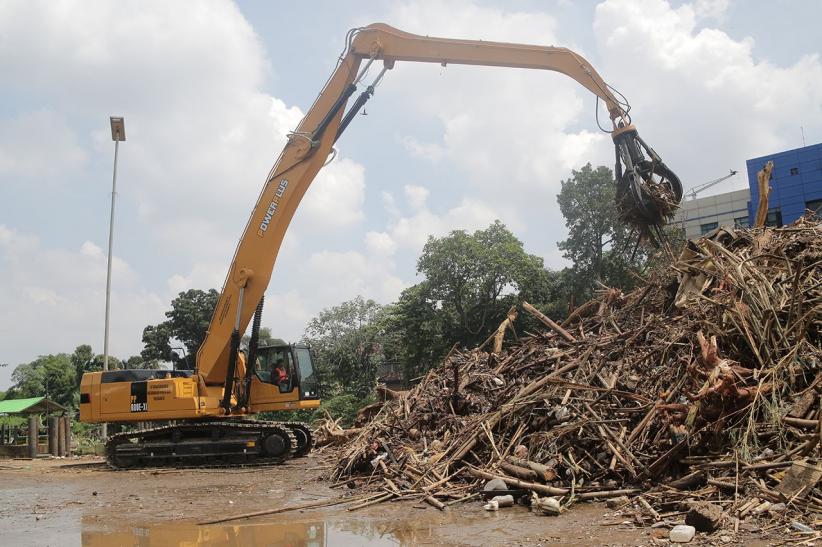 Penampakan Ribuan Ton Sampah Diangkut dari Saringan Ciliwung TB Simatupang - Bagian 4