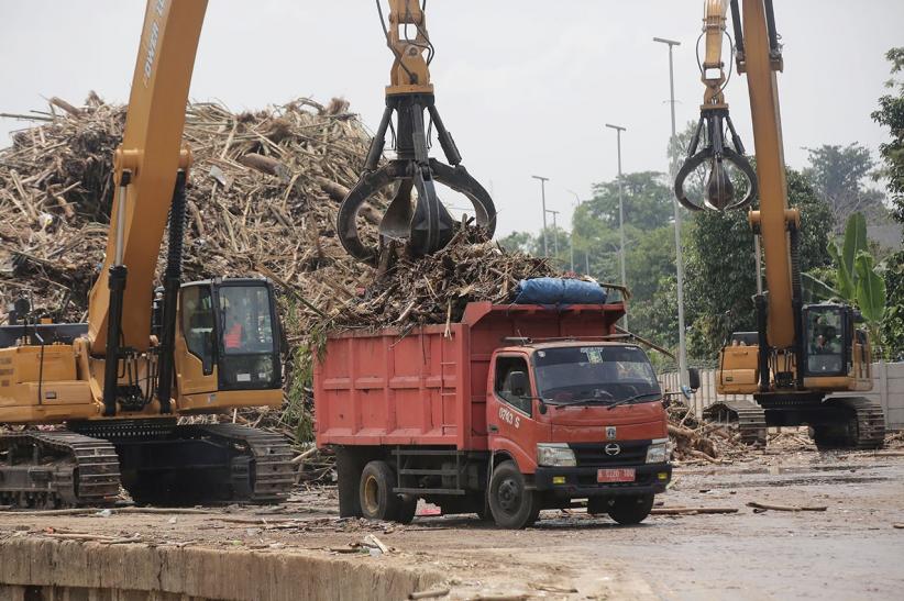 Penampakan Ribuan Ton Sampah Diangkut dari Saringan Ciliwung TB Simatupang - Bagian 3