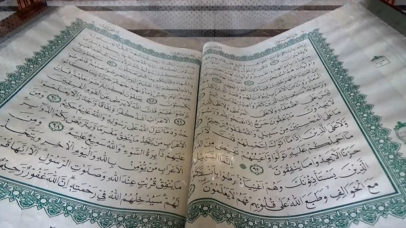 title Alquran Raksasa Karya KH Ahmad Faqih di Masjid Raya Makassar, Destinasi Wisata Religi Ikonik Alquran Raksasa Karya KH Ahmad Faqih di Masjid Raya Makassar, Destinasi Wisata Religi Ikonik