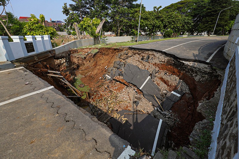 Penampakan Jembatan Perumahan Kemang Pratama Ambles Diterjang Banjir Bekasi - Bagian 4