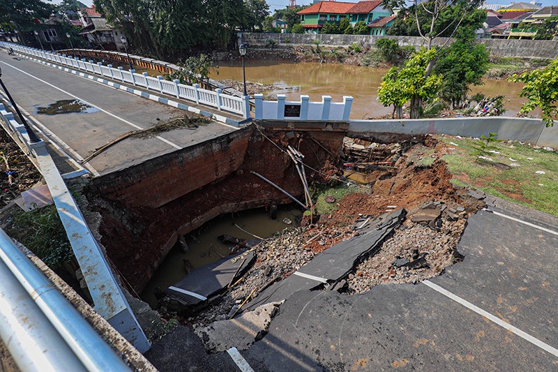 Penampakan Jembatan Perumahan Kemang Pratama Ambles Diterjang Banjir Bekasi - Bagian 1