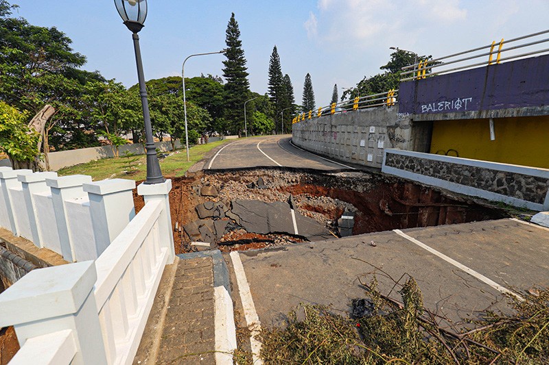 Penampakan Jembatan Perumahan Kemang Pratama Ambles Diterjang Banjir Bekasi - Bagian 2