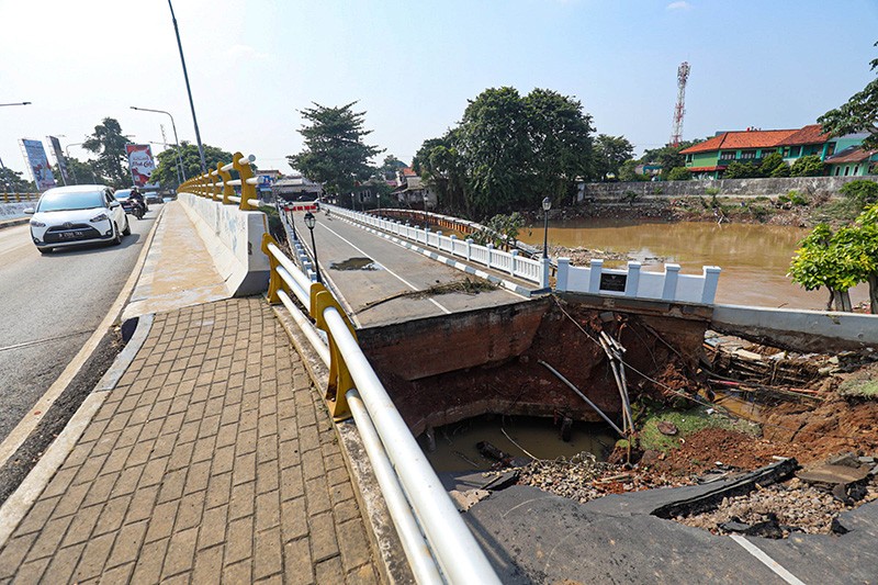 Penampakan Jembatan Perumahan Kemang Pratama Ambles Diterjang Banjir Bekasi - Bagian 7