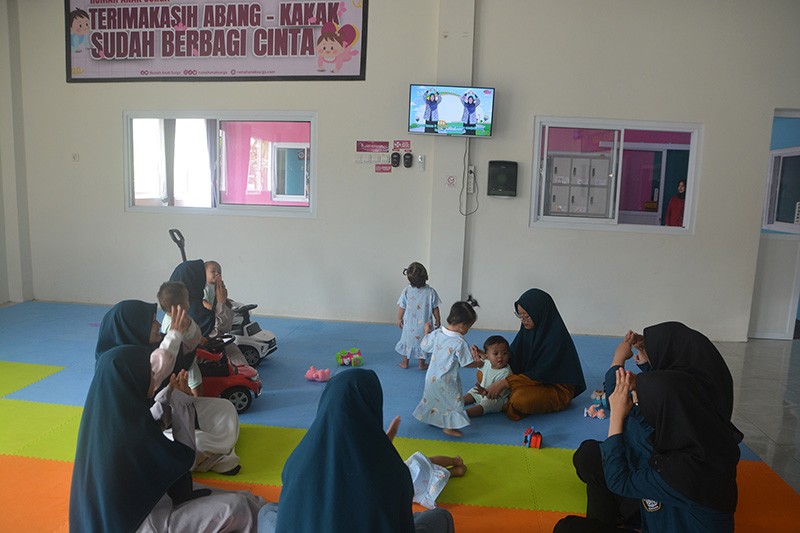 Potret Aktivitas Rumah Anak Surga Merawat Bayi Terlantar - Bagian 4