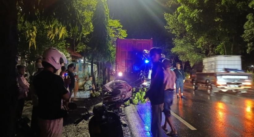 title Kecelakaan di Bojonegoro, Pengendara Motor Roda Tiga Tewas Tabrak Truk Lagi Parkir Kecelakaan di Bojonegoro, Pengendara Motor Roda Tiga Tewas Tabrak Truk Lagi Parkir