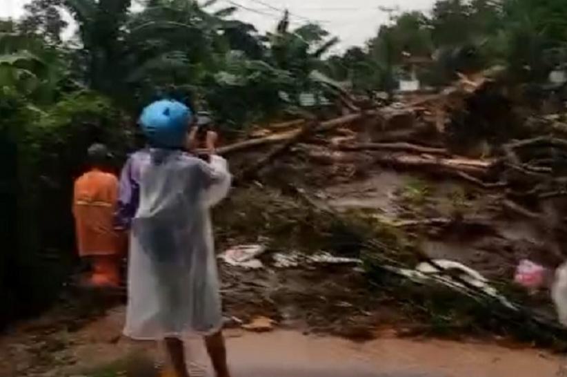 title Longsor Tutup Jalan Alternatif Pantai Anyer via Padarincang, Lalu Lintas Macet Total Longsor Tutup Jalan Alternatif Pantai Anyer via Padarincang, Lalu Lintas Macet Total