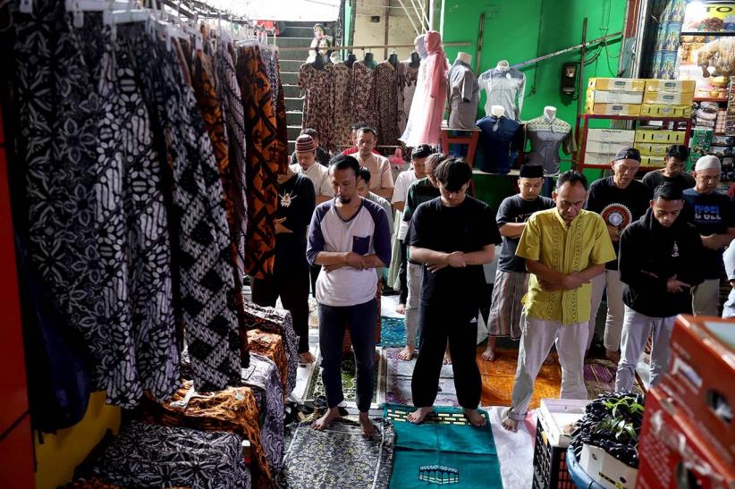Sholat Jumat di Tengah Barang Dagangan Pasar Tanah Abang Jakarta - Bagian 5