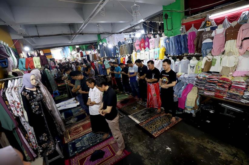 Sholat Jumat di Tengah Barang Dagangan Pasar Tanah Abang Jakarta - Bagian 1