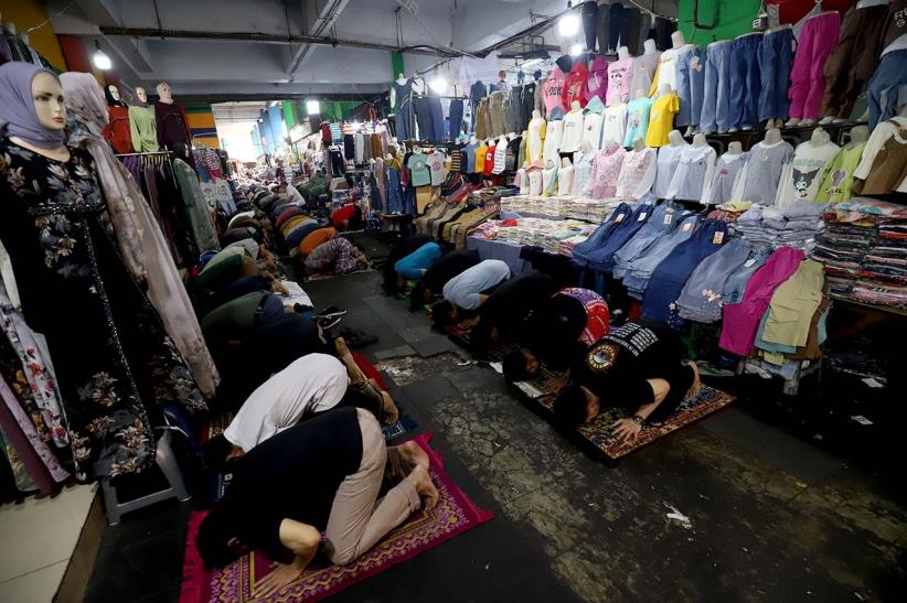 Sholat Jumat di Tengah Barang Dagangan Pasar Tanah Abang Jakarta - Bagian 2