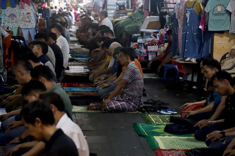 Sholat Jumat di Tengah Barang Dagangan Pasar Tanah Abang Jakarta - Bagian 7