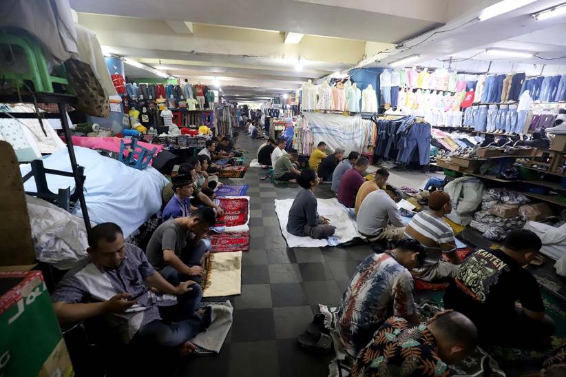 Sholat Jumat di Tengah Barang Dagangan Pasar Tanah Abang Jakarta - Bagian 6
