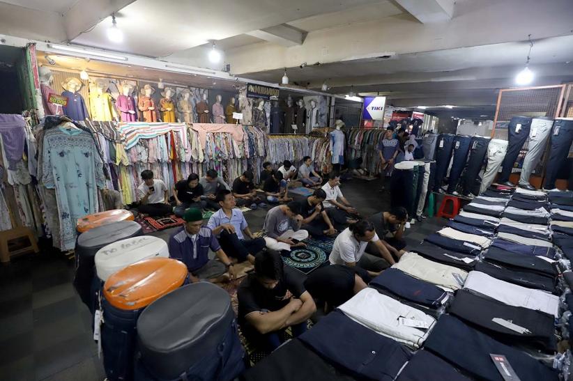 Sholat Jumat di Tengah Barang Dagangan Pasar Tanah Abang Jakarta - Bagian 3