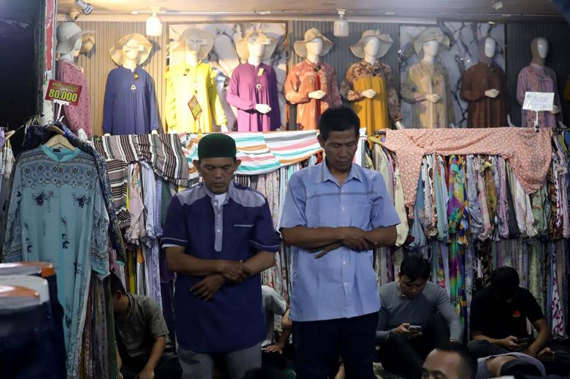 Sholat Jumat di Tengah Barang Dagangan Pasar Tanah Abang Jakarta - Bagian 4