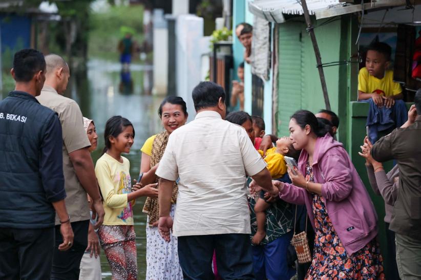 Presiden Prabowo Datangi Warga Bekasi yang Masih Dikepung Banjir - Bagian 5