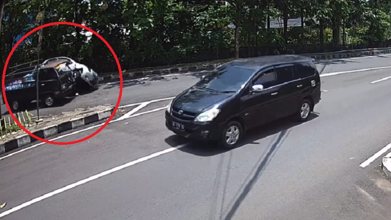 title Kecelakaan di Depan Kodim 0730 Gunungkidul Terekam CCTV Kecelakaan di Depan Kodim 0730 Gunungkidul Terekam CCTV