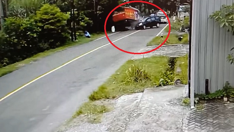 Detik-Detik Grand Livina Tabrakan dengan Truk di Ngawi Terekam CCTV