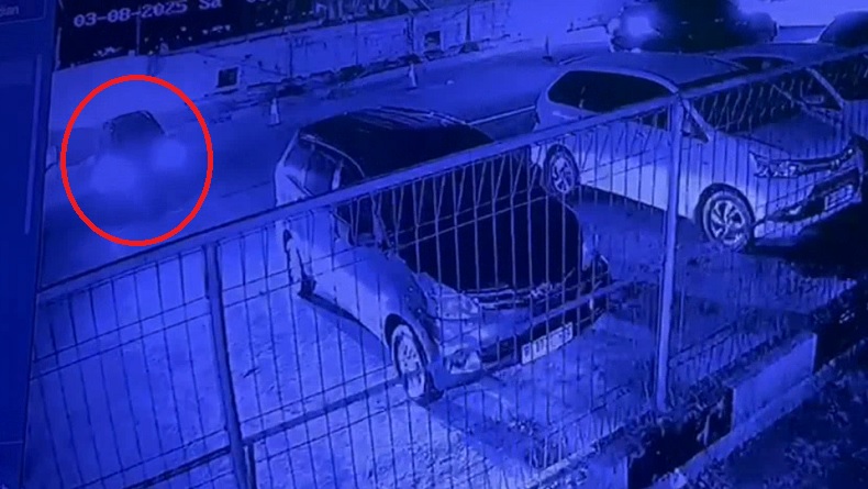 title Detik-Detik Sedan Terjun ke Laut di Tanjungpinang Terekam CCTV, Pengemudi Tewas Detik-Detik Sedan Terjun ke Laut di Tanjungpinang Terekam CCTV, Pengemudi Tewas