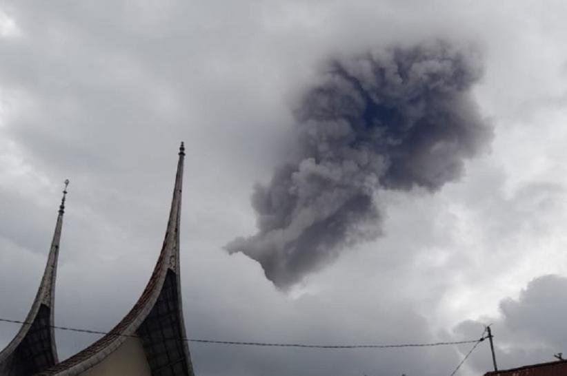 Penampakan Letusan Gunung Marapi di Sumbar, Muntahkan Kolom Abu Vulkanis