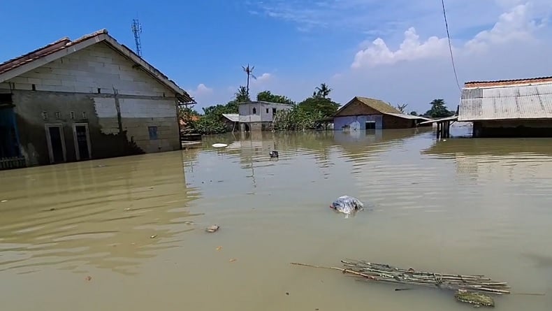 Banjir 1,5 Meter Rendam 140 Rumah di Karawang, Warga Terpaksa Mengungsi