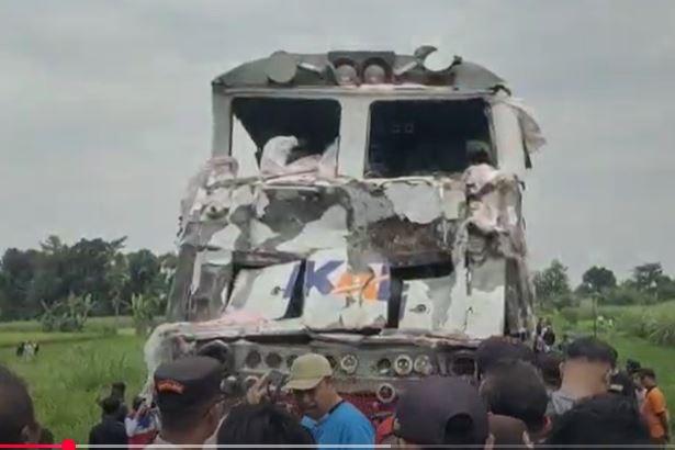 title Truk Pupuk Tertabrak KA Kartanegara hingga Hancur di Kediri, 3 Orang Kritis Truk Pupuk Tertabrak KA Kartanegara hingga Hancur di Kediri, 3 Orang Kritis