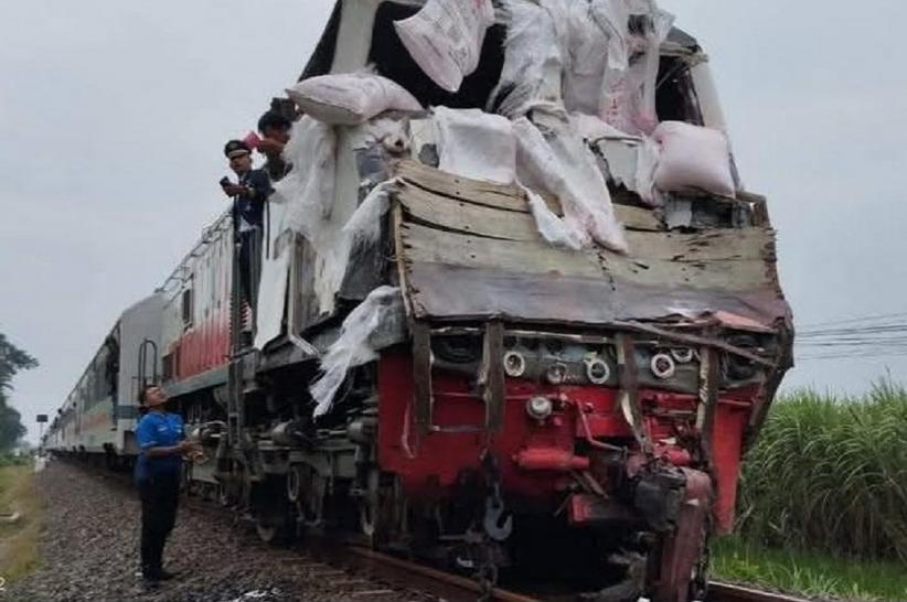 title Kesaksian Penumpang Kereta Api Tabrak Truk di Kediri, Kaget Terasa Guncangan Kencang Kesaksian Penumpang Kereta Api Tabrak Truk di Kediri, Kaget Terasa Guncangan Kencang