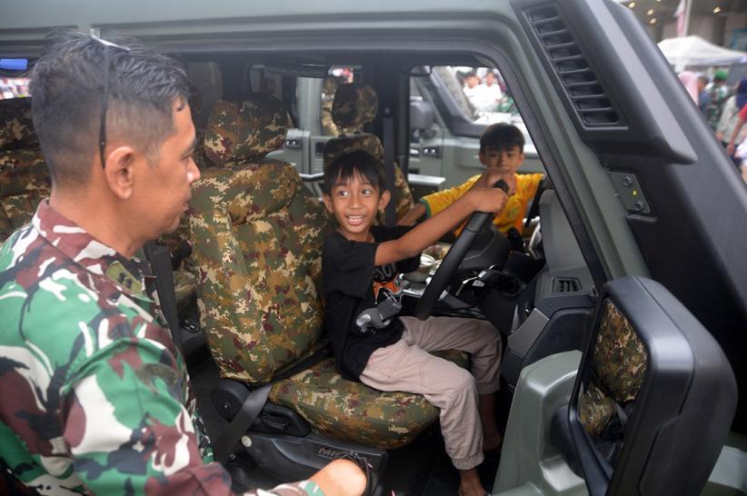 Antusiasme Warga Semarang Ngabuburit Naik Maung MV3 Pindad - Bagian 4