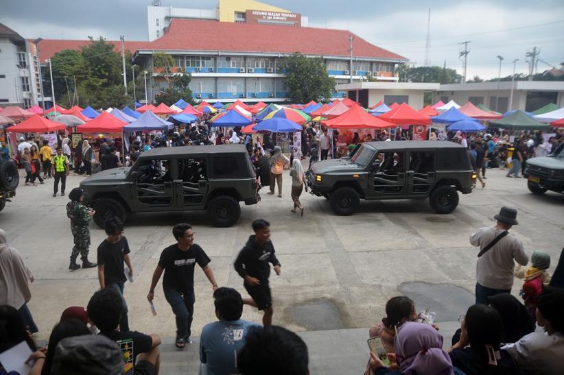Antusiasme Warga Semarang Ngabuburit Naik Maung MV3 Pindad - Bagian 2